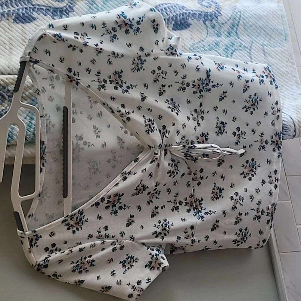 Nwot Never worn Crop length top.